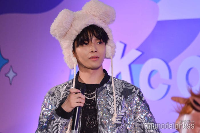 被り物をする中川勝就 (C)モデルプレス