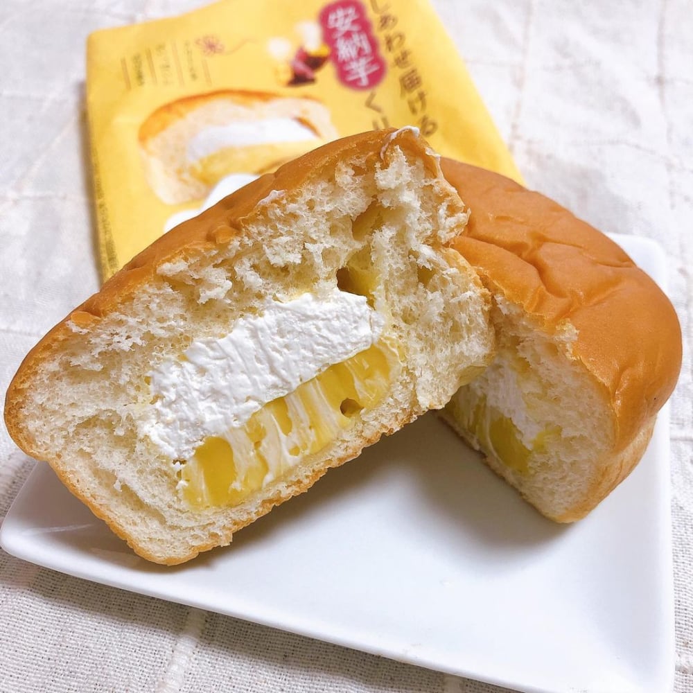 しあわせ届ける安納芋くりぃむパンを半分に切った写真