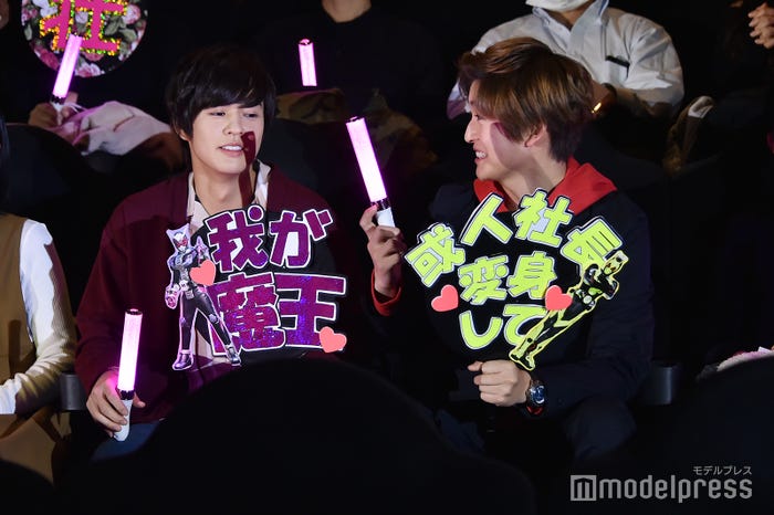 ペンライトの色が黄色からピンクに変わってしまったことを奥野壮(左)に報告する高橋文哉(右)(C)モデルプレス