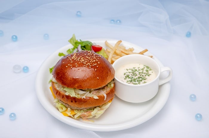 人生で一番美味しい夕食  　1,590円／（C）2019「天気の子」製作委員会