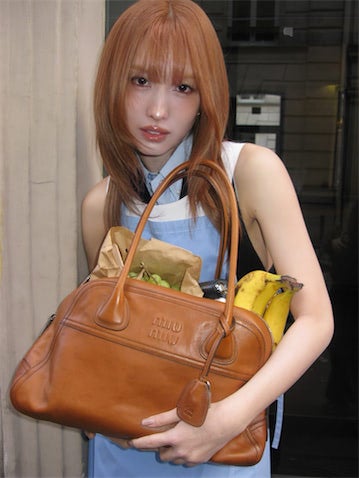 フルーツをバッグに詰め込んで… TWICE モモのおでかけショットに「かわいすぎて眼福です」