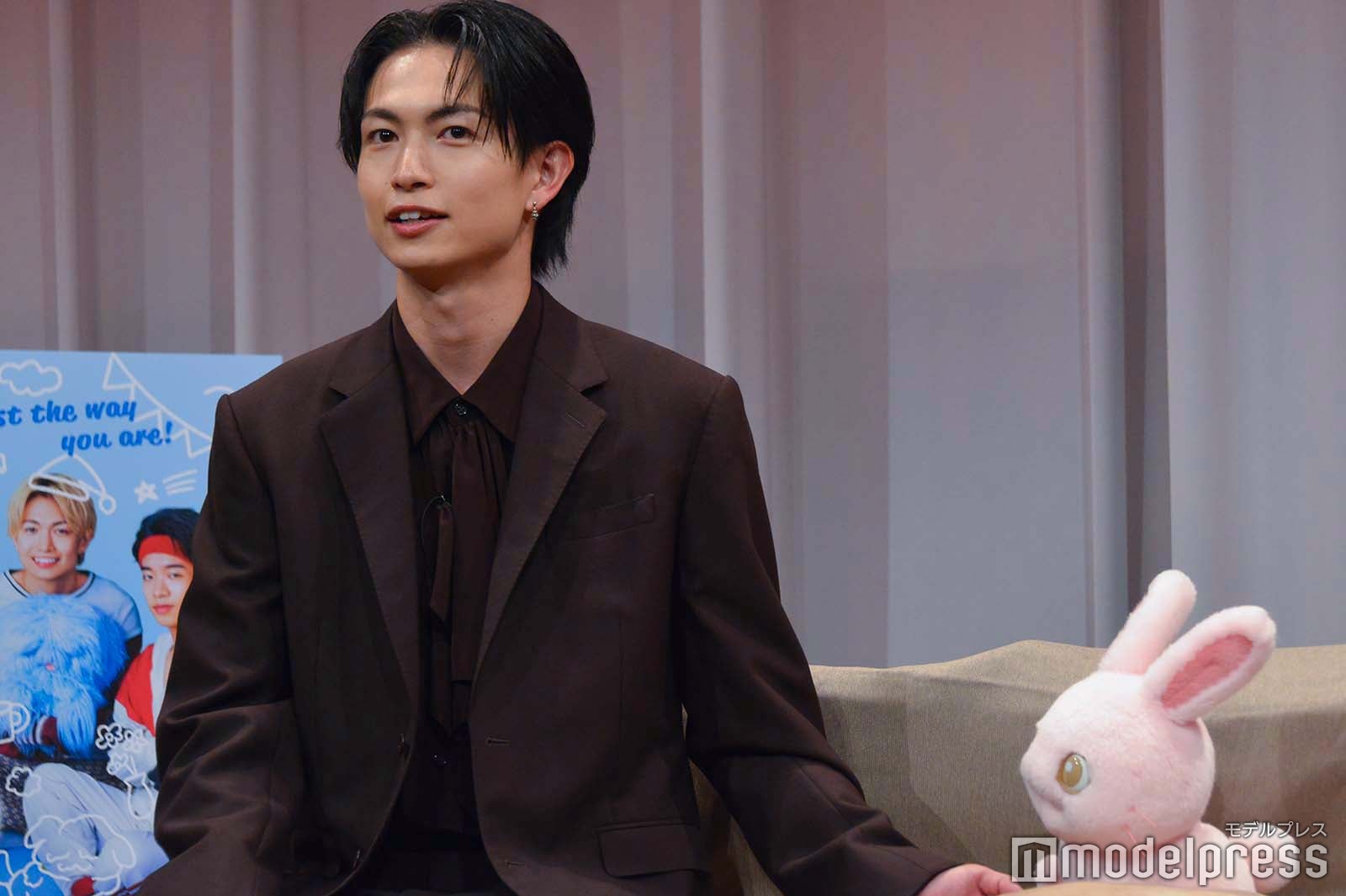 話していてもさくらから手を離せない綱啓永（C）モデルプレス