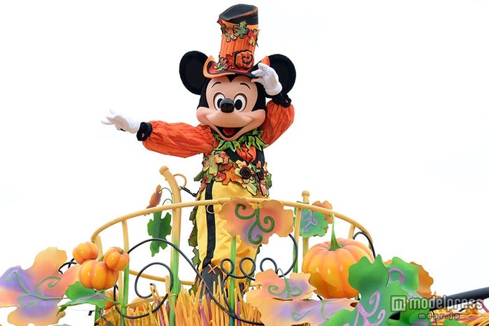 華やかなパレード「ハッピーハロウィーンハーベスト」/ミッキー