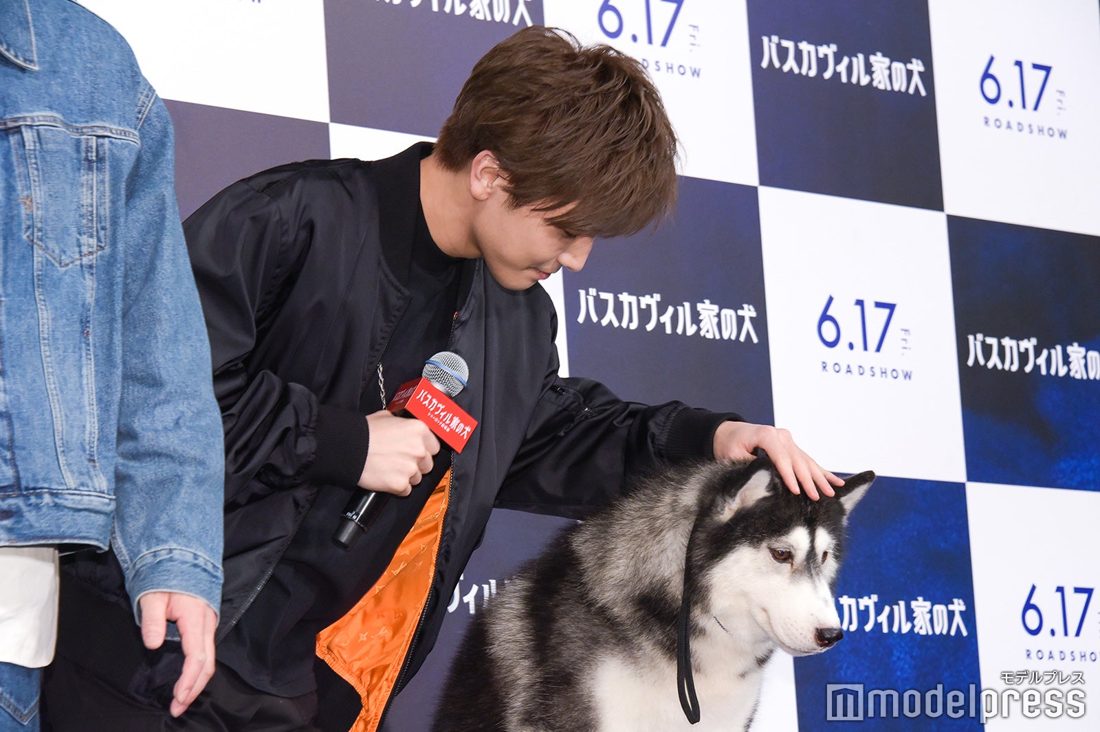 一緒にお辞儀をする岩田剛典とナイト（C）モデルプレス