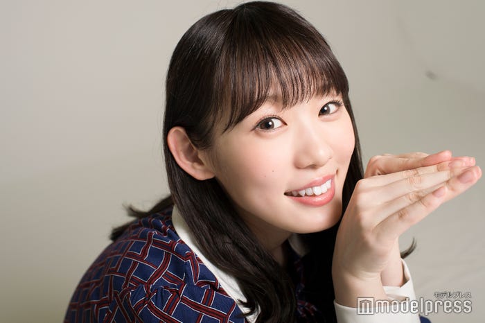 大好きなペンギンを真似したポーズをする小池美波(C)モデルプレス