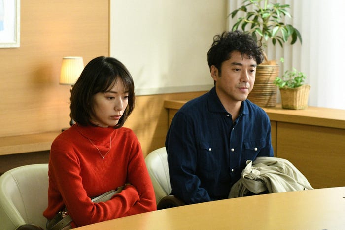 戸田恵梨香、ムロツヨシ/「大恋愛~僕を忘れる君と」第7話より(C)TBS