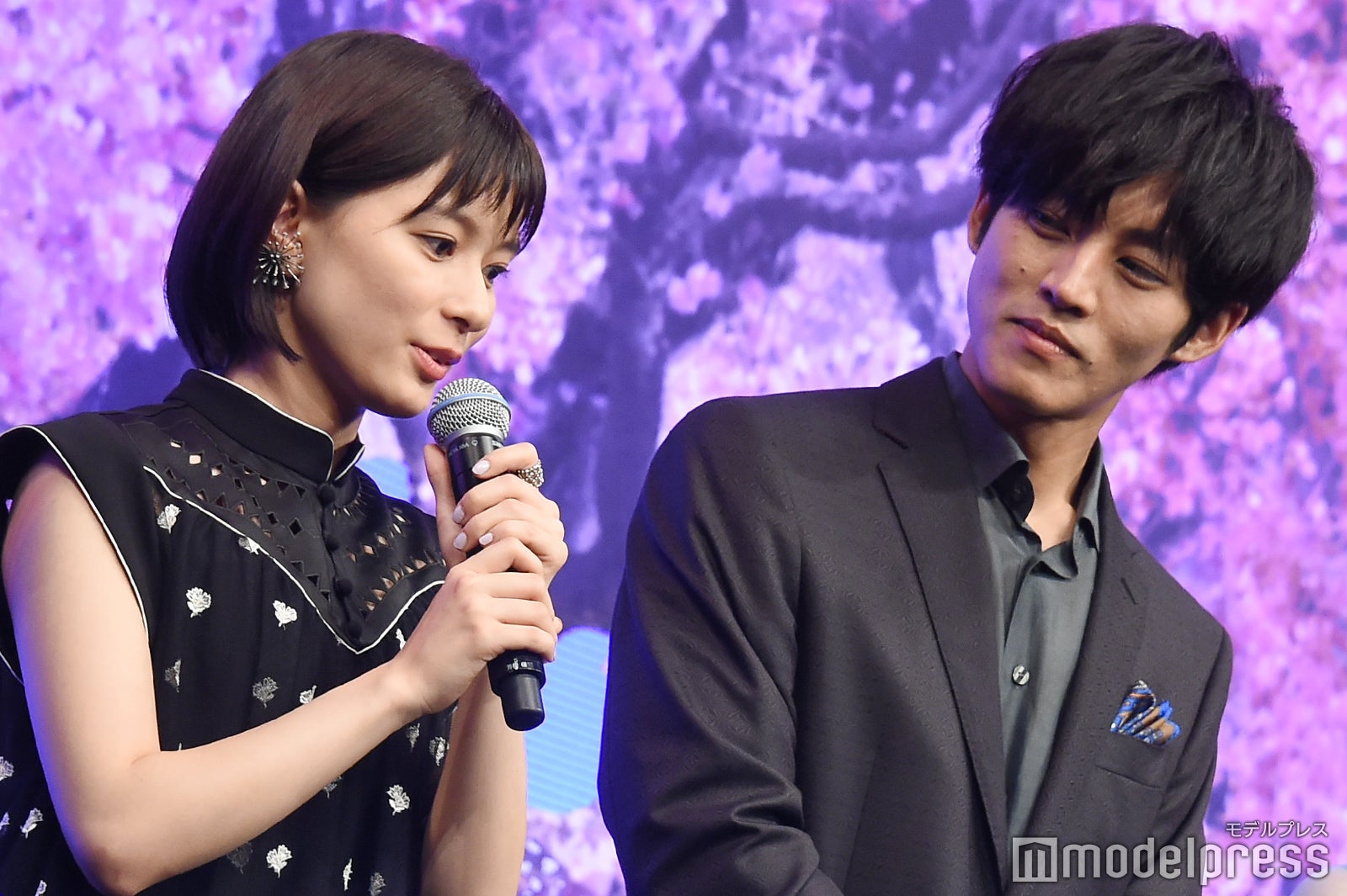 芳根京子のトークを見守る松坂桃李 （C）モデルプレス