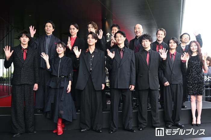 (後列左から)袴田吉彦、金田哲、今井竜太郎、武井壮、牧野公昭、ジョエル・ディカーソン、浜野謙太(前列左から)佐藤龍我、伊原六花、中川大志、岩本照、安藤政信、城桧吏、久間田琳加(C)モデルプレス
