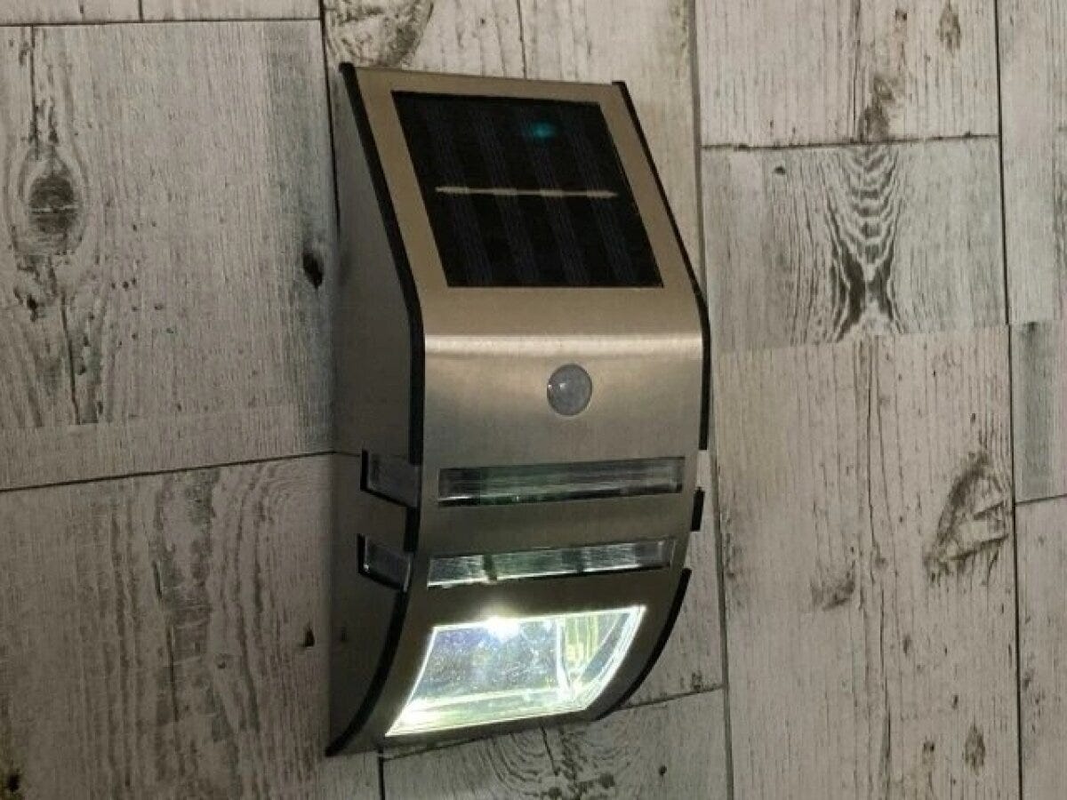 ダイソーのソーラーセンサーライトを取り付けた状態