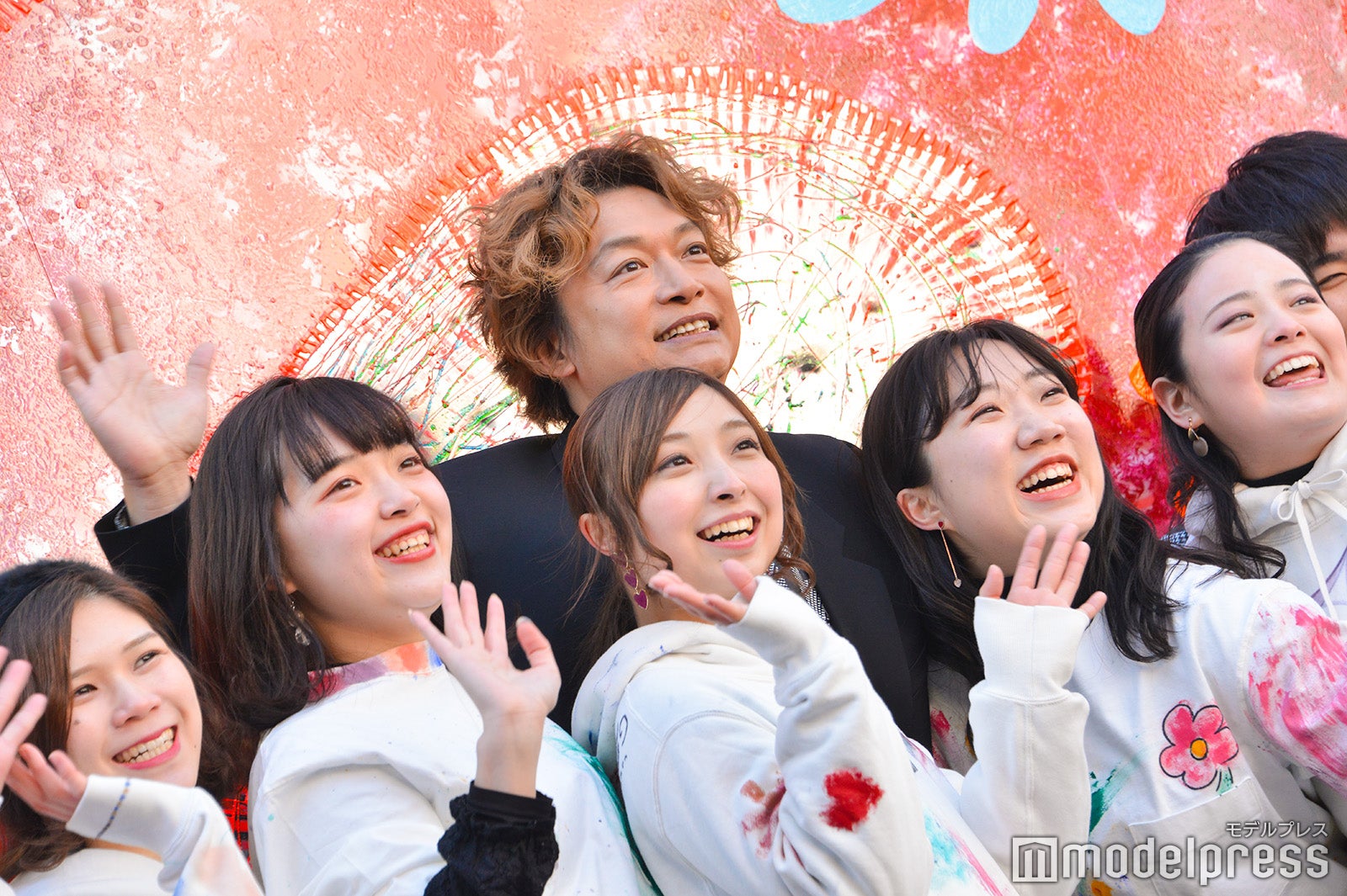 青山学院大学学生と香取慎吾（C）モデルプレス