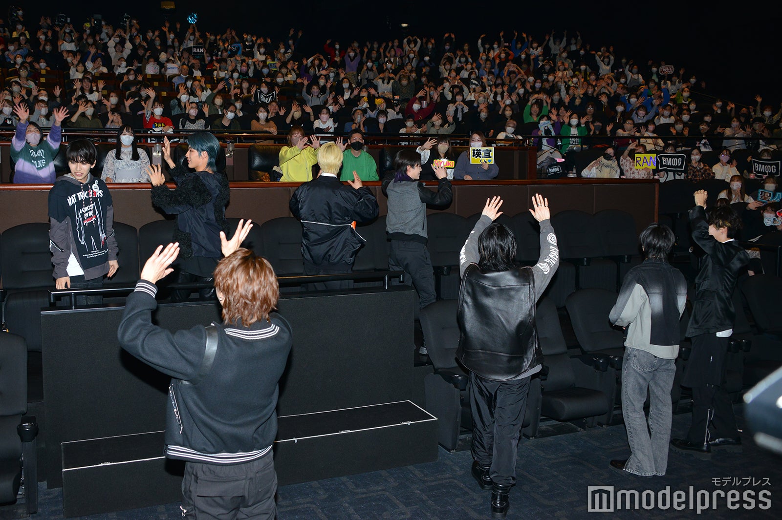 降壇直前までファンに手を振るメンバー（C）モデルプレス
