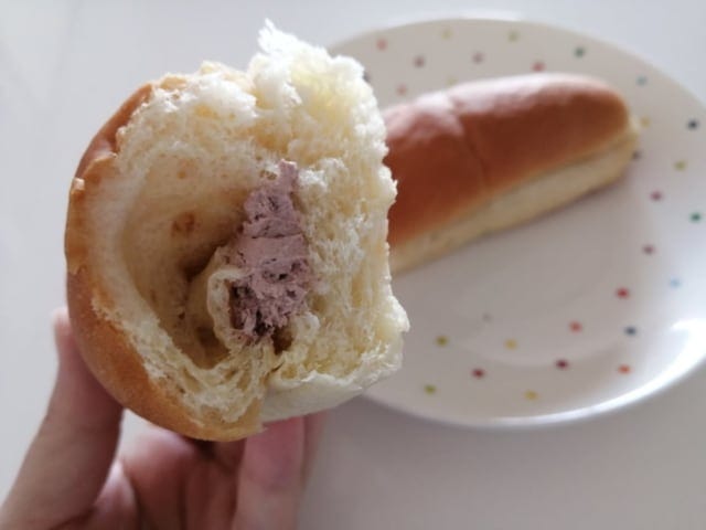 《ローソン》チョコホイップサンドちぎったところ