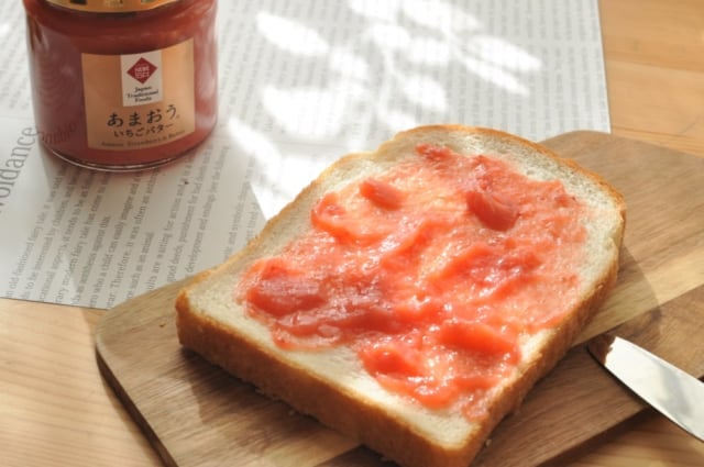 成城石井「あまおういちごバター」パンにぬってみた