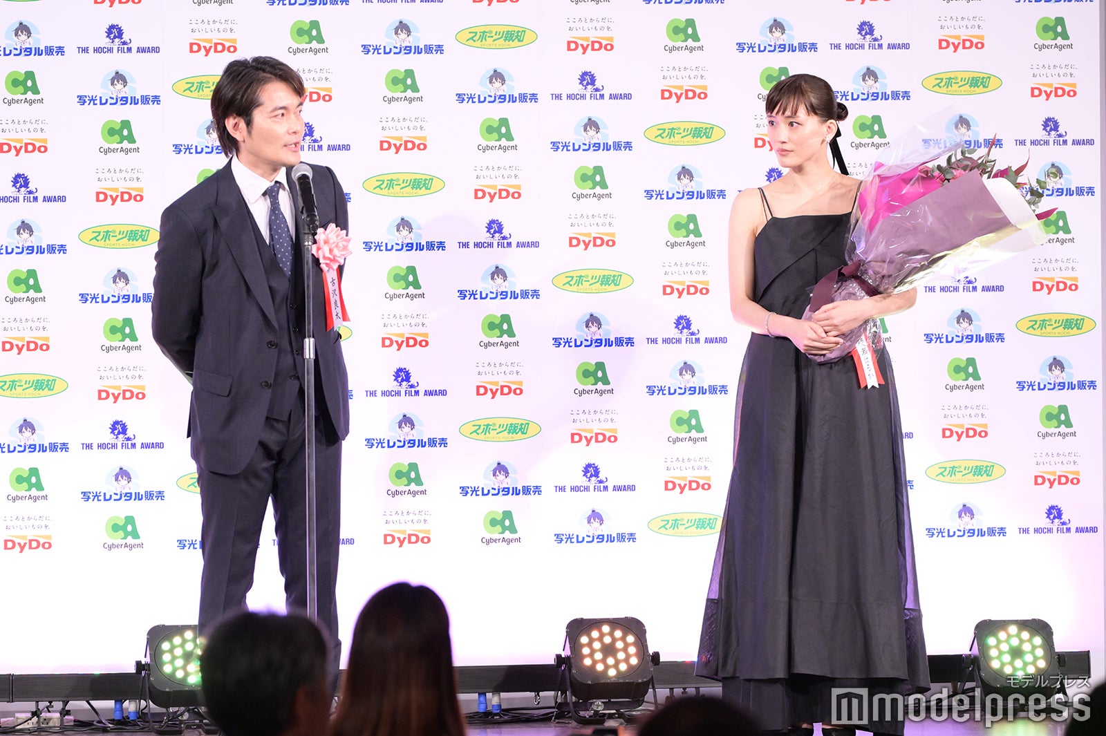 （右）綾瀬はるか（C）モデルプレス