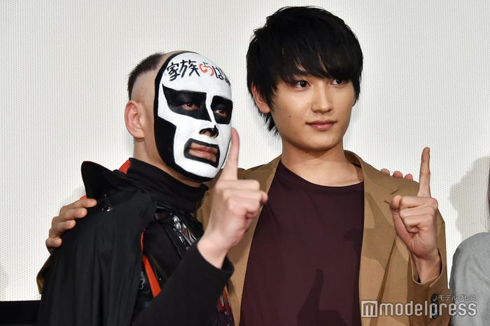 仲良くポーズをとる鉄拳と金子大地 (C)モデルプレス