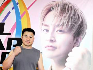 【競輪】松山G1 地元エースの松本貴治は白濱亜嵐と小中の同級生 パネルとツーショットに笑顔