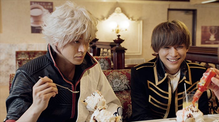 喫茶店にて…(C)空知英秋/集英社 (C)2017映画「銀魂」製作委員会 (C)2017 dTV