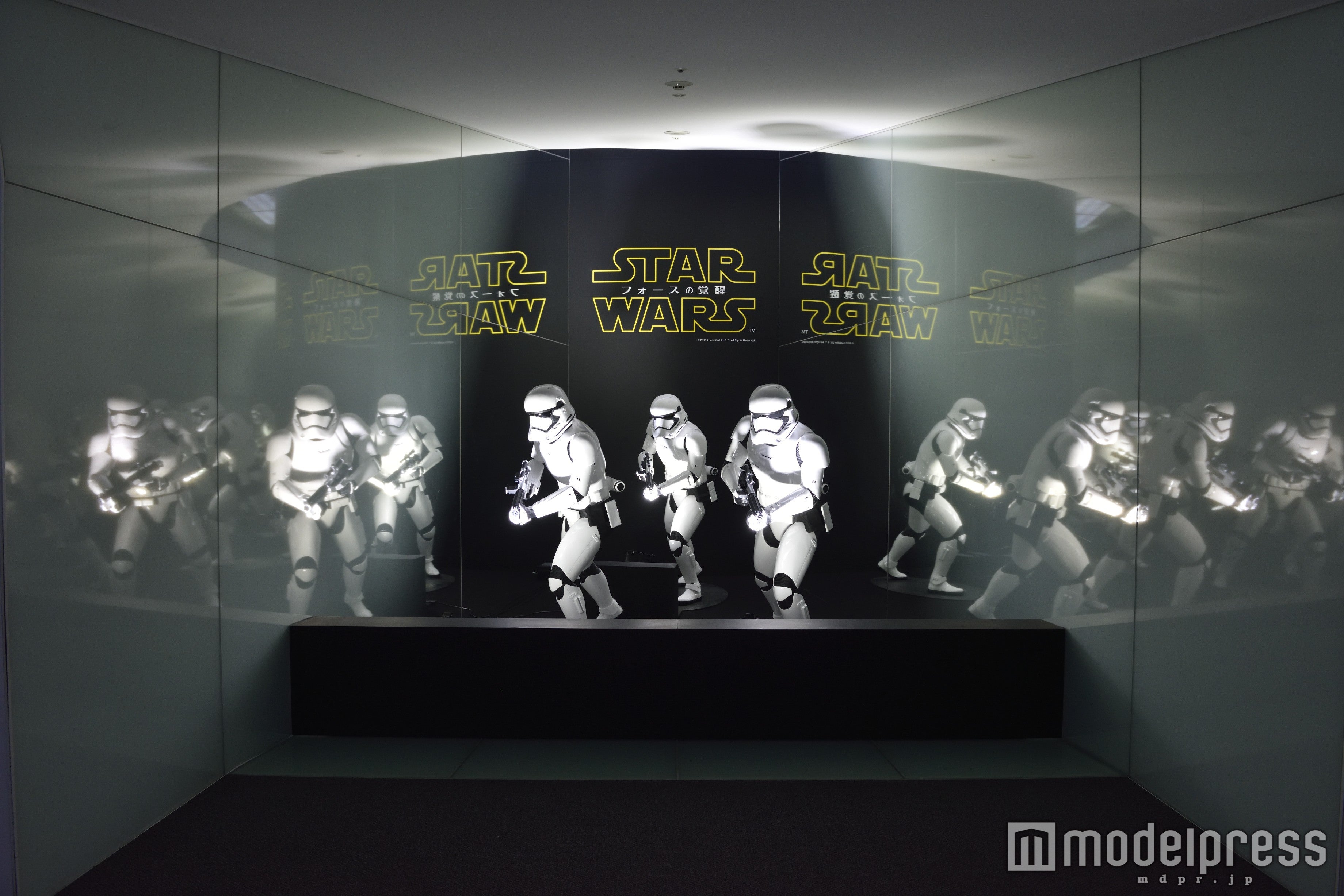 STAR WARS スター・ウォーズ 東京スカイツリーコラボメモリアルプレート STAR WARS TOKYO SKY WALK at TOKYO SKYTREE」の天望回廊装飾