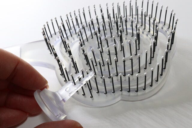 ダイソーの立てられる乾きやすいブローブラシ