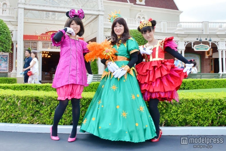 左：「ミニー・オー！ミニー」のオープニング（まるこ）、中央：「ミニー・オー！ミニー」（くめ）、右：「ミニー・オー！ミニー」のフィナーレ（39）