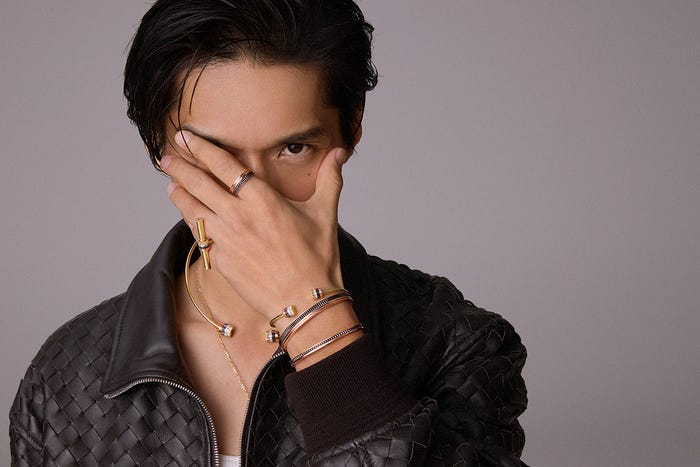 錦戸亮/Photos : Takanori Okuwaki Styling:Norio Honda Hair:Takai, Uran, Shihori Makeup:Shino Ariizumi Nail:Ayaka Tanaka Interview:Hazuki Nagamine Edit & Text : Hisako Yamazaki