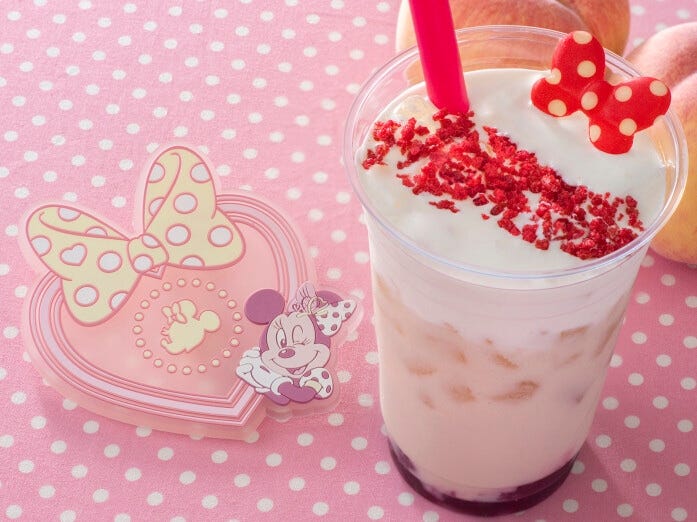 「ホライズンベイ・レストラン」のピーチミルク（ラズベリーゼリー＆チーズホイップ） 700円には、プラス600円でスーベニアコースターがつけられます