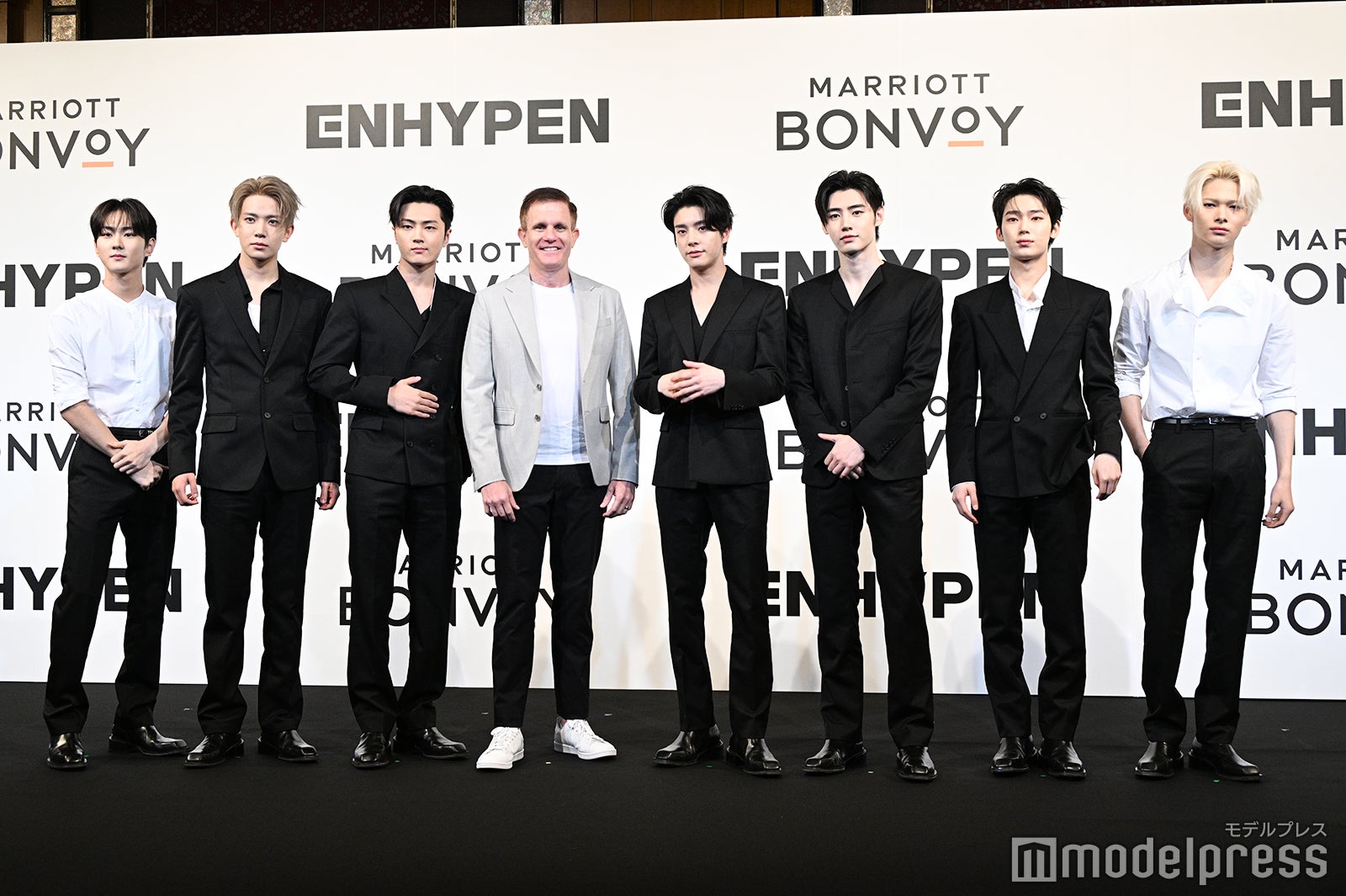 コマーシャルセールスオフィサーのジョン・トゥーミー氏とフォトセッションを行うENHYPEN（C）モデルプレス