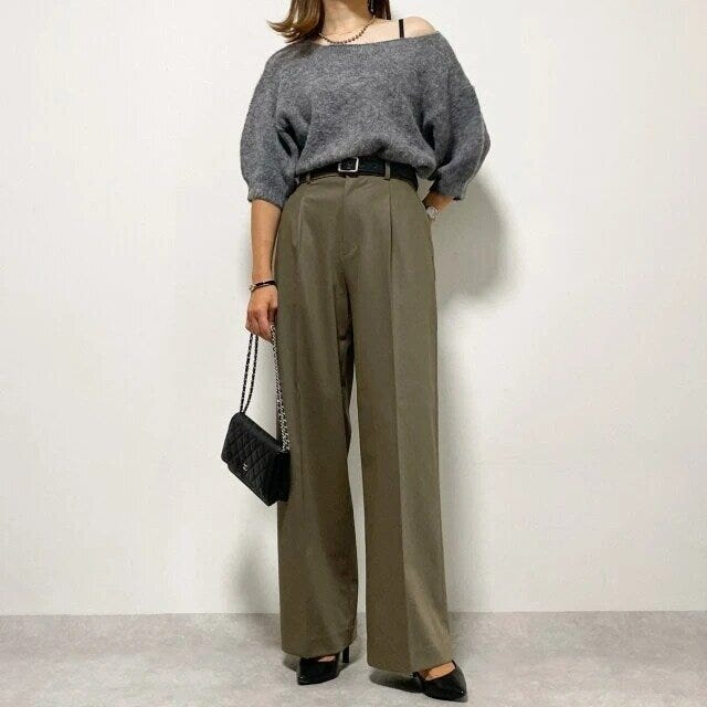 2024ユニクロタックワイドパンツ女性コーデオフショルダー