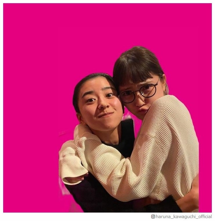 川口春奈、朝ドラで妹役・黒島結菜との密着ショット公開「可愛すぎ」「最強の姉妹」