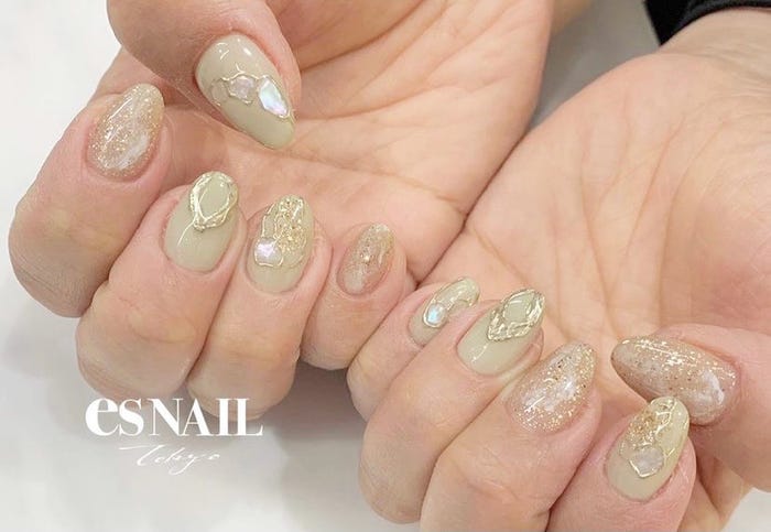 相性の良いゴールドを合わせてキラキラに(画像提供:esNAIL)