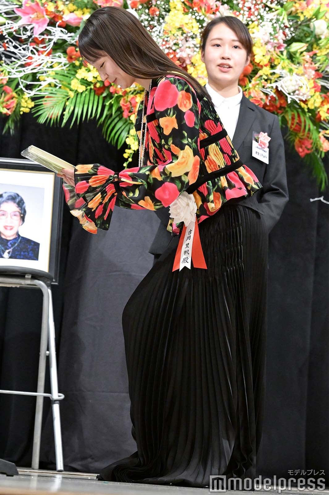 丁寧にお辞儀する吉岡里帆（C）モデルプレス