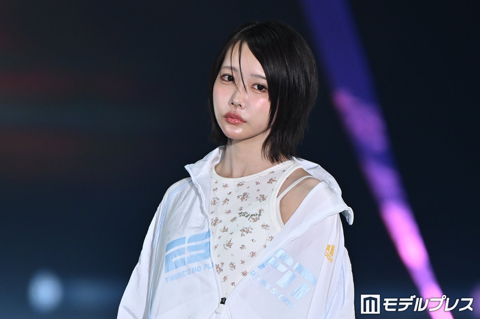 あの、流し前髪で雰囲気ガラリ 圧巻美脚際立つミニ丈コーデに「小顔際立つ」「何頭身？」と注目集まる【ガルアワ2026SS】