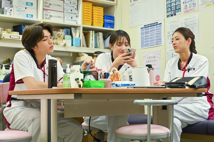 高塚大夢、本田翼、小沢真珠「北くんがかわいすぎて手に余るので、3人でシェアすることにしました。」(C)カンテレ・フジテレビ