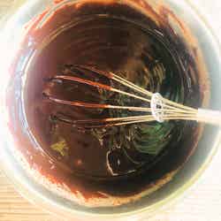 手順1：ボウルにチョコレートを入れ湯煎で溶かす／画像提供：柏原歩