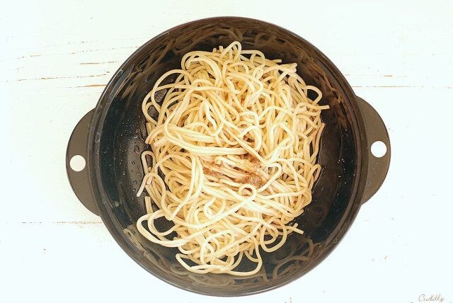 焼きそば麺は水で洗ってザルにあげ耐熱容器に入れる。