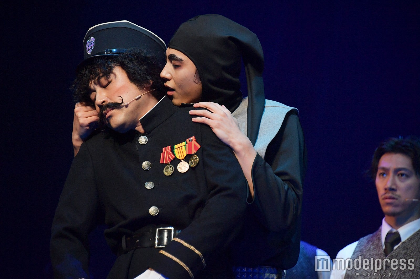 フレデリック（小栗旬）とケンプ警部（ムロツヨシ）（C）モデルプレス