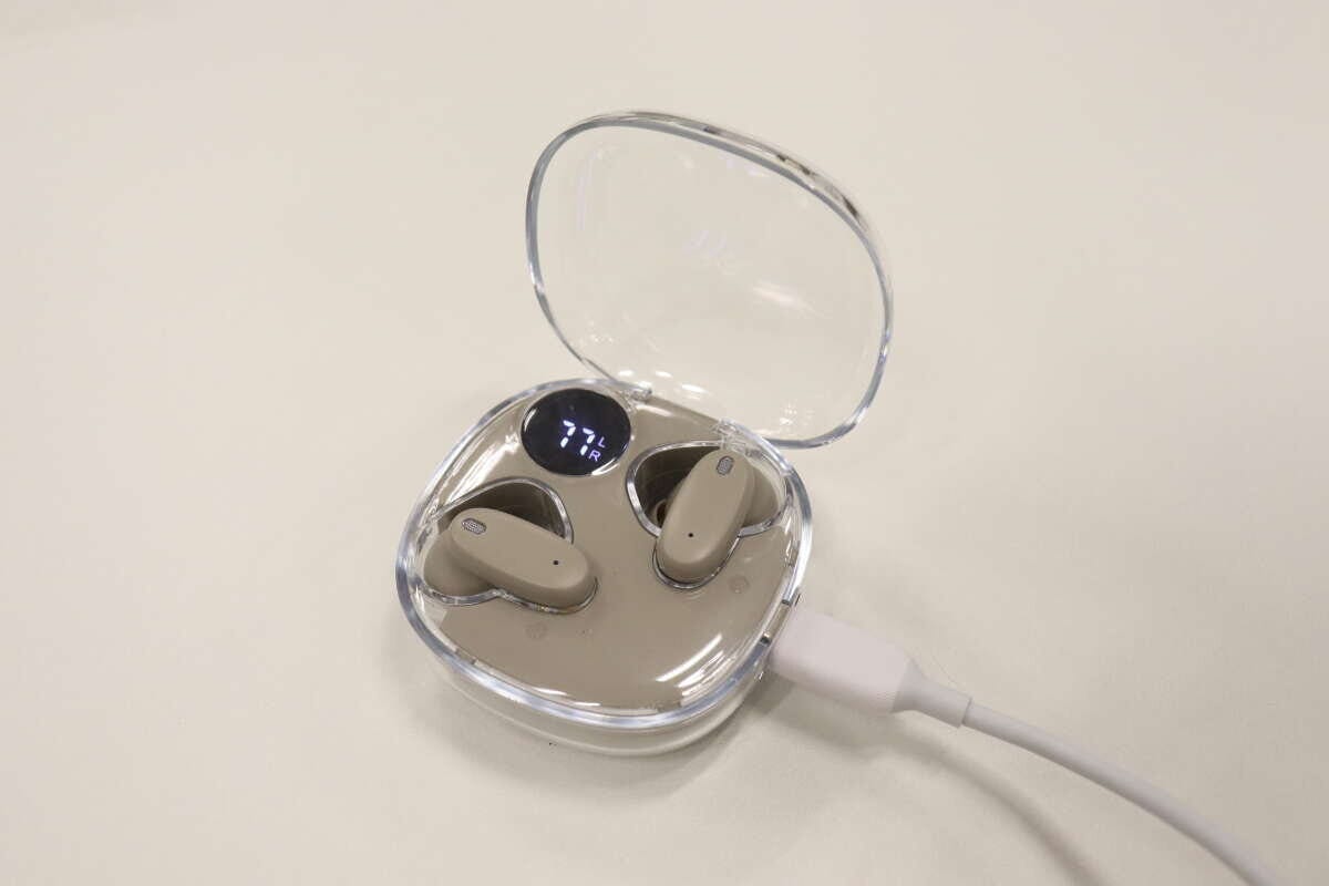 ダイソーの完全ワイヤレスイヤホンはバッテリー残量が表示されるディスプレイ付き