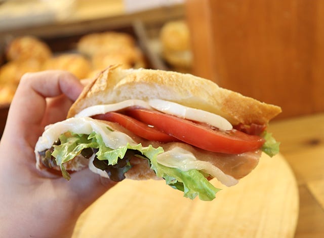 【1日約100種類】毎日買いに来る人も！地元の人に愛される「大阪のパン屋さん」