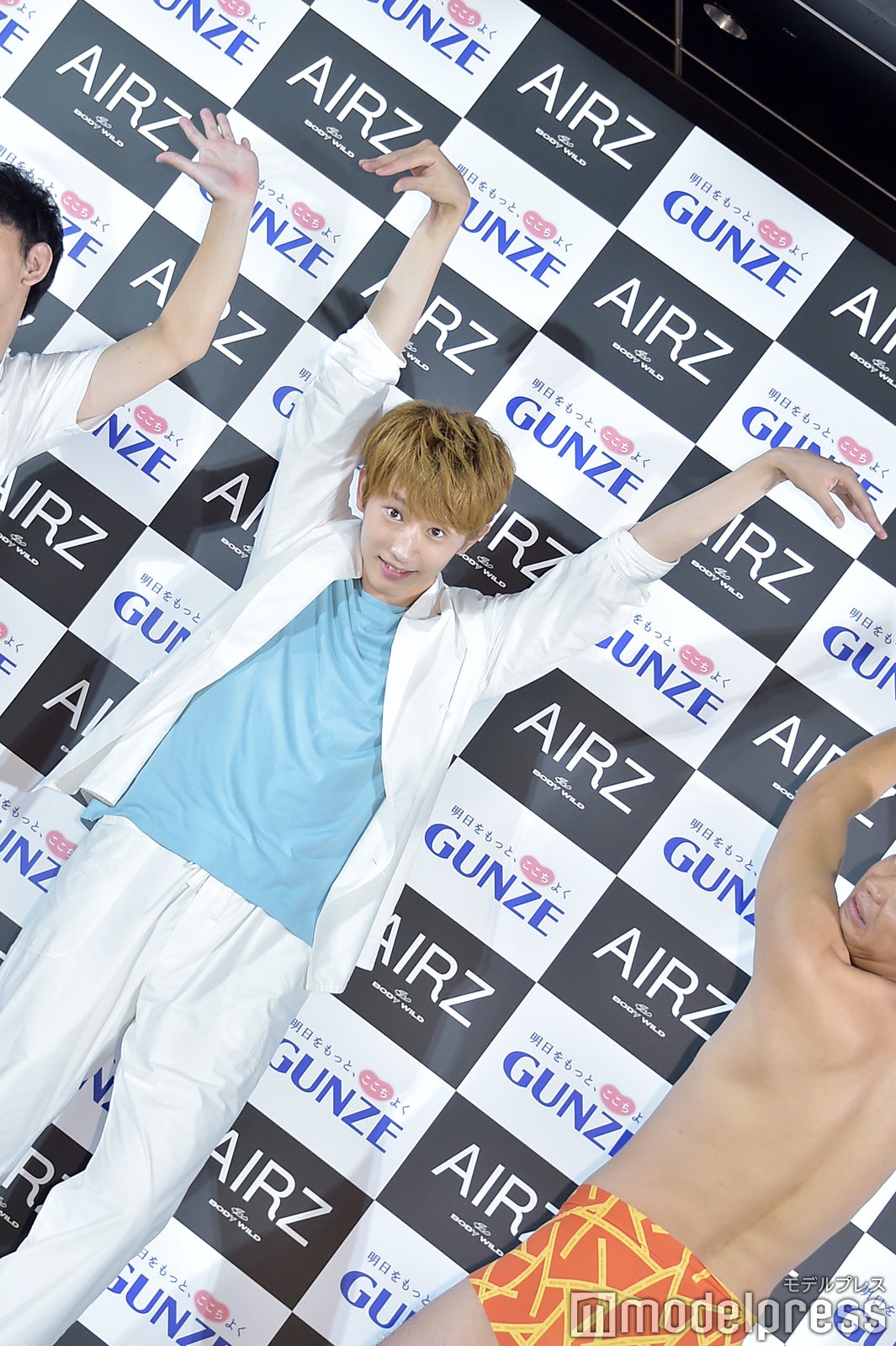 “解放感のあるポーズ”を決める杉野遥亮 （C）モデルプレス