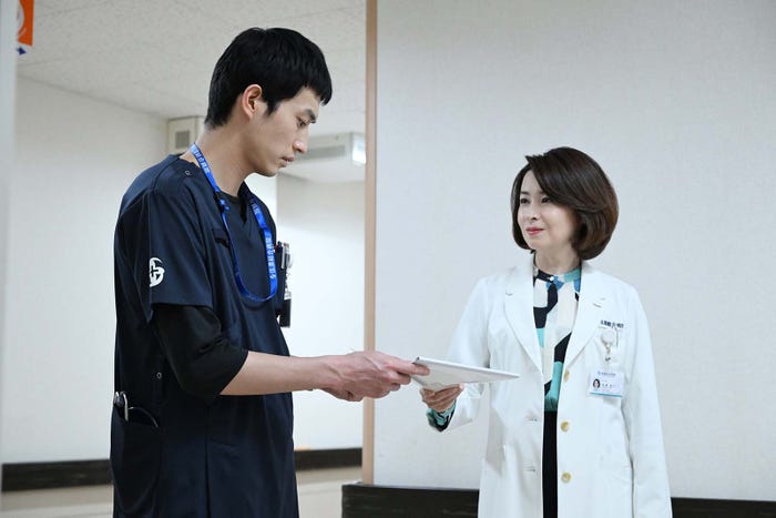 杉野遥亮、檀れい「マウンテンドクター」第1話より(C)カンテレ