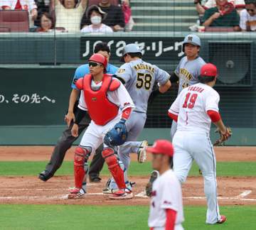 広島 併殺打が一転→痛恨悪送球で先制許す 捕手・石原が足をすべらせ一塁手のはるか頭上に 本拠地がざわつく