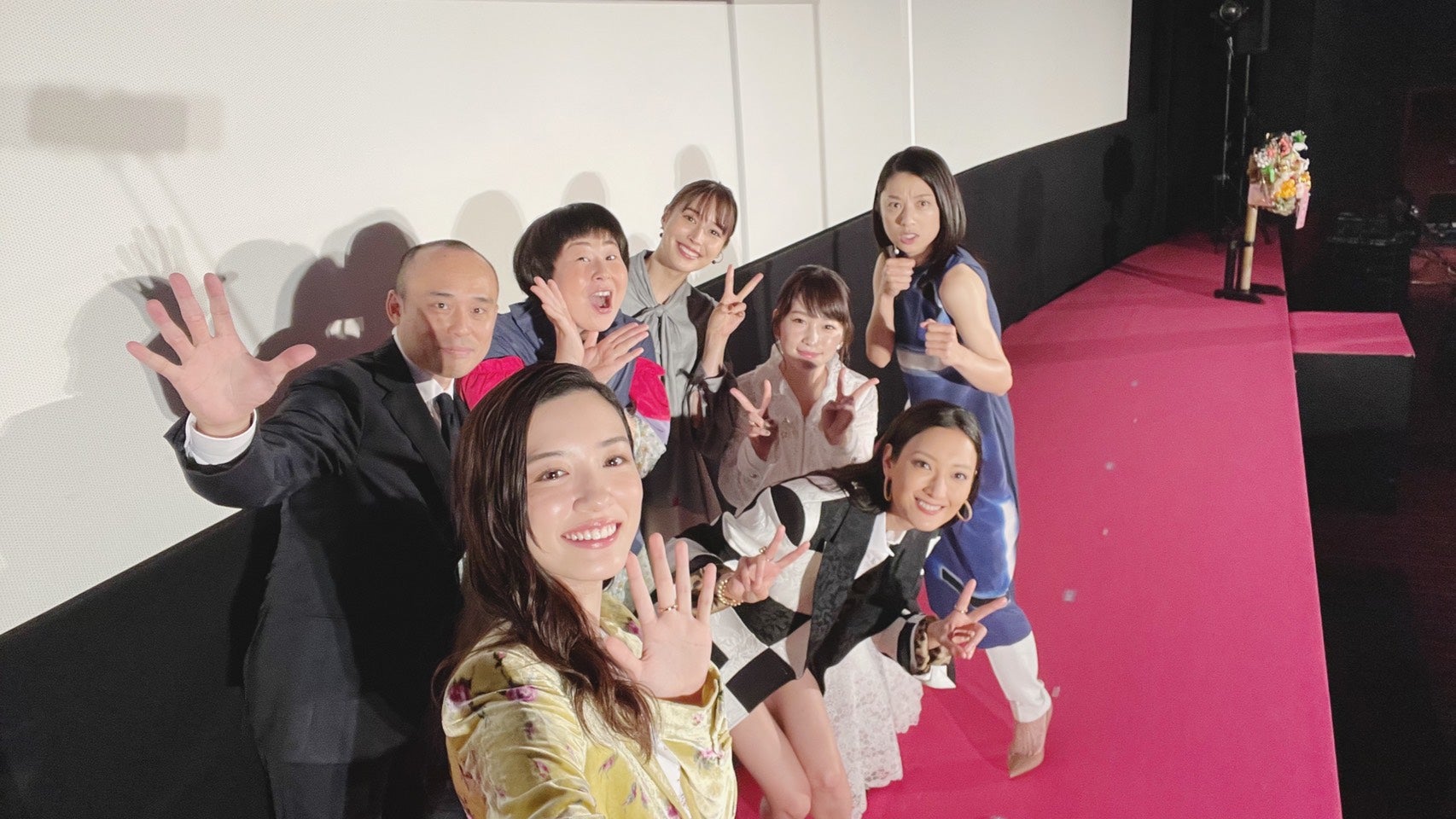 登壇者でセルフィー（C）2021「地獄の花園」製作委員会