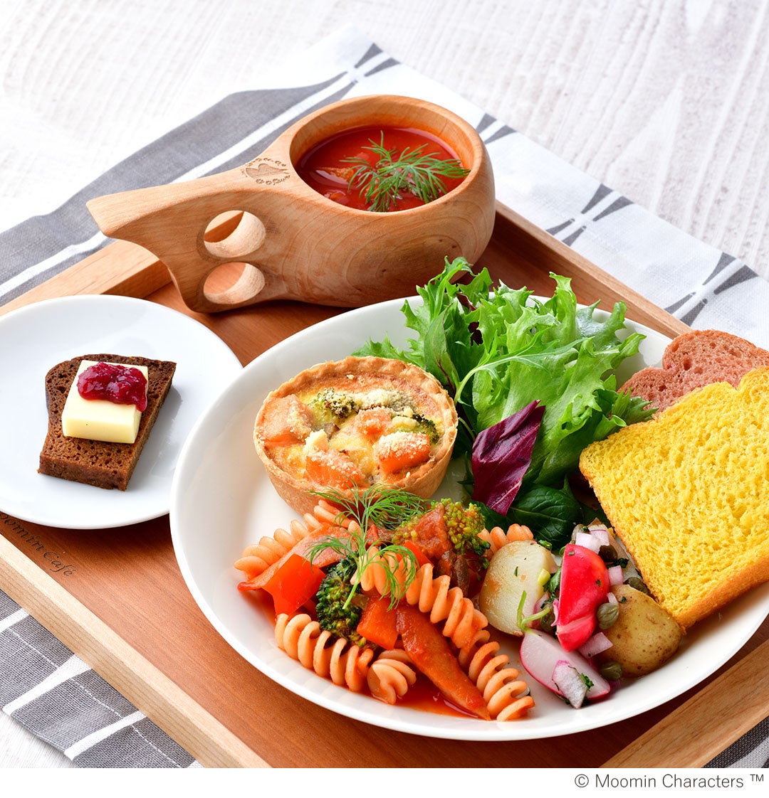 Helsinkiプレート～日替わりデリプレート～（お土産 豆皿付き）2,400円（税別）（C）Moomin Characters