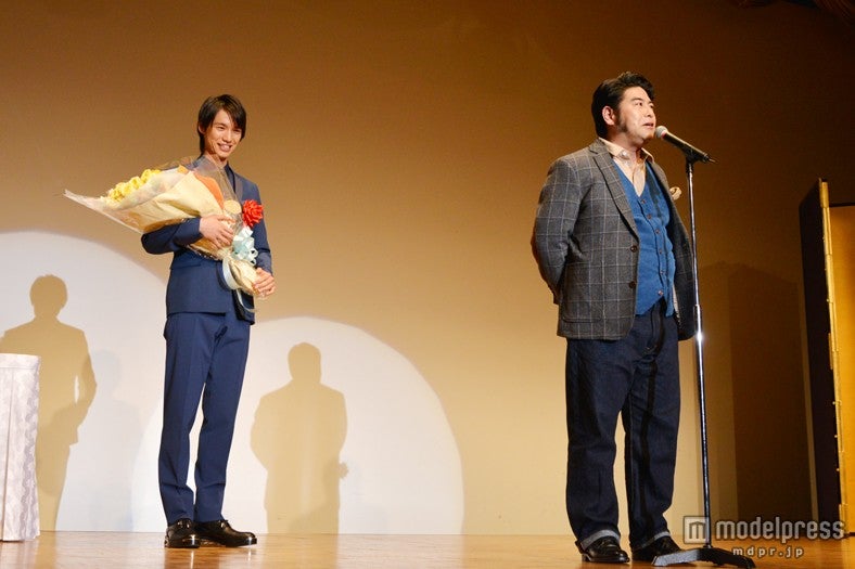 福士蒼汰（左）に花束を贈った皆川猿時