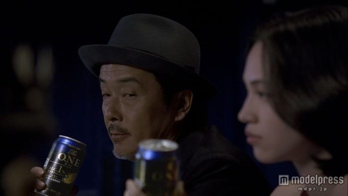 (左から)リリー・フランキー、水原希子/「1%の奇跡」篇