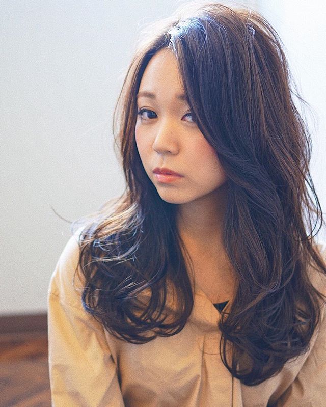 セミロングパーマ 前髪なしのスタイル集 大人の魅力がグンっと上がるおすすめヘア モデルプレス セミロングパーマ 前髪なしのスタイル集 大人の魅力がグンっと上がるおすすめヘア モデルプレス