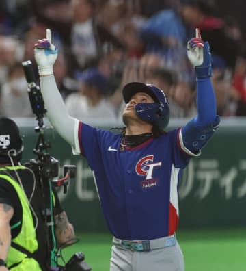 台湾代表が執念で韓国代表に逆転勝利 選手達がグラウンドで号泣 延長タイブレークで主将・陳が三塁へ気迫ヘッスラ→スクイズで決勝点 決勝T進出へ可能性残す