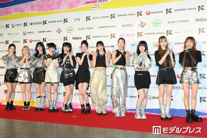 ME:I、黒×シルバーの美肌際立つ衣装でレッドカーペット登場 MOMONA「1秒1秒が夢みたい」【KCON JAPAN 2024／レッドカーペット】