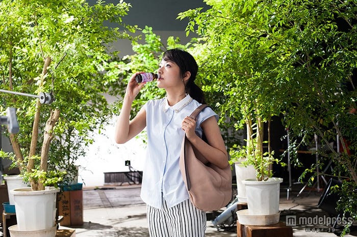 「リポビタンファイン」を飲む井上真央