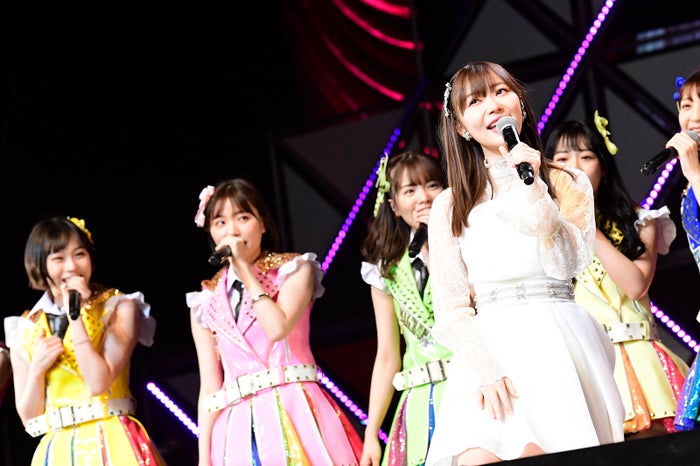 指原莉乃とHKT48メンバー「第8回 AKB48紅白対抗歌合戦」(C)AKS